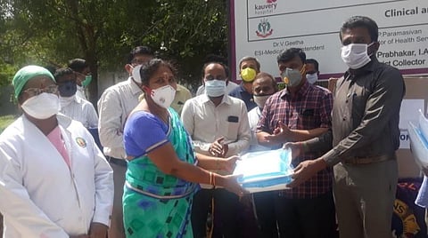 ஓசூர் இஎஸ்ஐ மருத்துவமனைக்கு சர்வதேச அரிமா சங்கம் வழங்கிய 100 பாதுகாப்பு கவச உடைகளை அரிமா சங்க மாவட்ட துணை ஆளுநர் ரவிவர்மா வழங்க இஎஸ்ஐ தலைமை மருத்துவர் கீதா பெற்றுக்கொண்டார். உடன் அரிமா சங்க நிர்வாகிகள்.