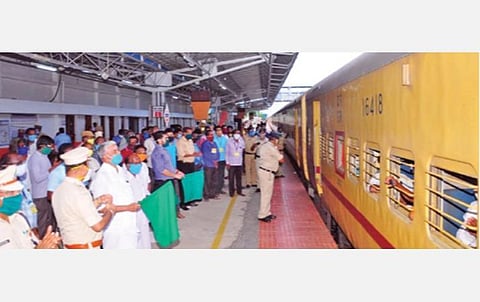 காரைக்காலிலிருந்து தங்களது சொந்த ஊர்களுக்கு வடமாநில தொழிலாளர்கள் புறப்பட்ட ரயிலை நேற்று கொடியசைத்து அனுப்பி வைத்த அமைச்சர் ஆர்.கமலக்கண்ணன், மாவட்ட ஆட்சியர் அர்ஜூன் சர்மா உள்ளிட்டோர்.