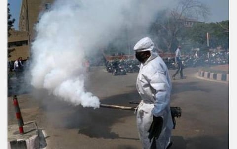 கரோனா பாதிப்பிலிருந்து மீண்டு வீடு திரும்பிய டாக்டரை அடைத்து வைத்த பக்கத்து வீட்டுக்காரர்