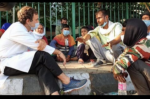 புலம்பெயர் தொழிலாளர்களிடம் குறைகளைக் கேட்டறிந்த ராகுல் காந்தி : படம் ஏஎன்ஐ