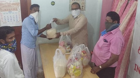 காரைக்காலில் இந்திய ஊழல் எதிர்ப்பு இயக்கத்தின் சார்பில் ஷேர் ஆட்டோ ஓட்டுநர்களுக்கு உதவிப் பொருட்களை வழங்கிய இயக்கத்தின் தலைவர் டாக்டர் எஸ்.ஆனந்தகுமார்