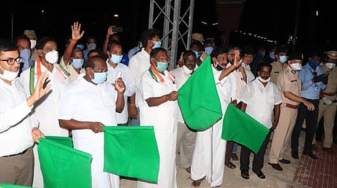 படவிளக்கம்: வெளிமாநில தொழிலாளர்களை கொடியசைத்து வழியனுப்பிய முதல்வர் நாராயணசாமி.