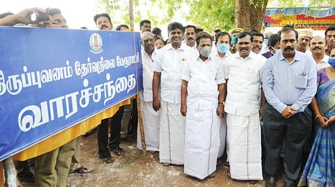 திருப்புவனத்தில் அமைச்சர் பாஸ்கரன் பங்கேற்ற வாரச்சந்தை திறப்பு விழாவில் சமூகஇடைவெளி கடைபிடிக்கவில்லை.