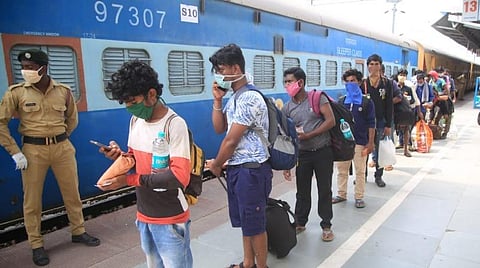 குமரியில் இருந்து பிஹாருக்கு 847 வடமாநிலத் தொழிலாளர்கள் ரயிலில் புறப்பட்டனர்; மாவட்ட ஆட்சியர் வழியனுப்பி வைத்தார்