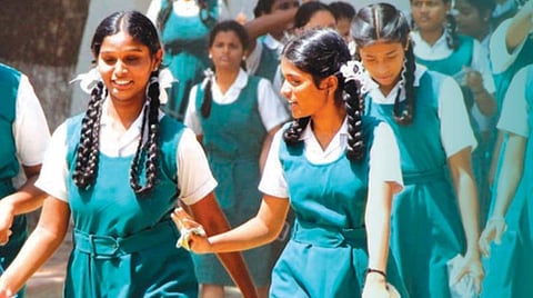 பள்ளிக்கூடங்களை எப்படி, எப்போது திறக்க வேண்டும்?