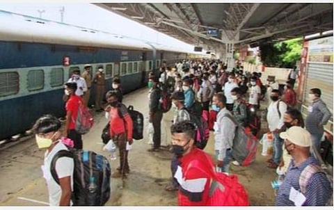 வெளிமாநில தொழிலாளர்கள் சொந்த ஊர் செல்ல ரயில் கட்டண தொகையாக ரூ.1 கோடி வழங்கப்படும்: அகில இந்திய வங்கி ஊழியர் சங்கம் அறிவிப்பு