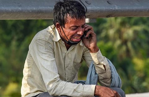 புலம்பெயர் தொழிலாளர் ராம்புகார் பண்டிட் மகனின் இறப்பு செய்தி கேட்டு அழுத காட்சி : படம் பிடிஐ