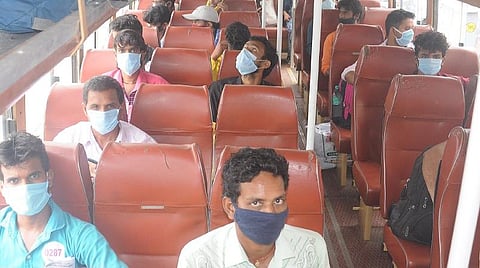 நாகையில் இருந்து 82 தொழிலாளர்கள் உத்தப்ரபிரதேசம் செல்வதற்காக அரசு பேருந்தில் தஞ்சைக்கு புறப்பட்டு சென்றனர்.