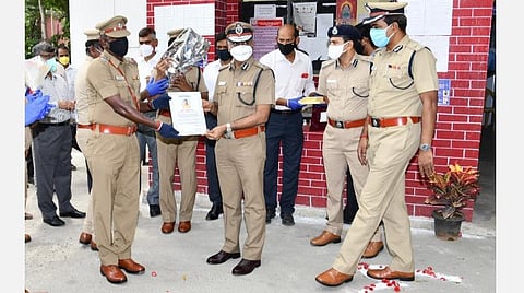 கரோனா பாதிப்பிலிருந்து மீண்டு பணிக்கு வந்த எஸ்.ஐ: நேரில் சென்று வாழ்த்திய காவல் ஆணையர்