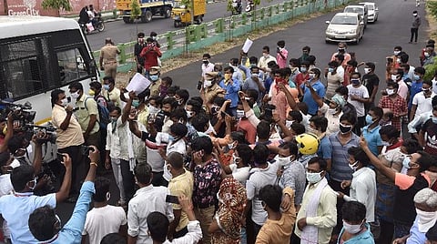 போராட்டத்தில் ஈடுபட்டவர்களை கைது செய்த போலீஸ்