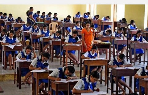 10-ம் வகுப்பு பொதுத்தேர்வை ஒத்தி வைக்கவேண்டும்: உயர் நீதிமன்றத்தில் ஆசிரியர் சங்கம் பொது நல வழக்கு