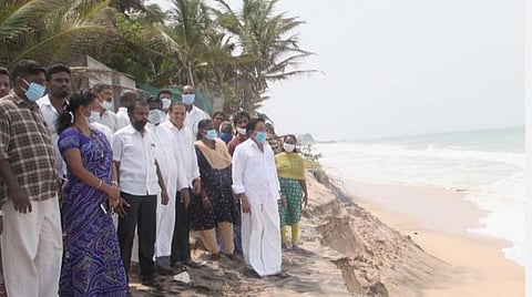 குமரியில் கடும் கடல் சீற்றம்: கடலரிப்பால் மீனவ கிராமங்களில் கடல் நீர் புகும் ஆபத்து- மக்கள் அச்சம்