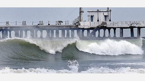 ‘உம்பன்’ புயல் தீவிரமடைந்து வரும் நிலையில் புதுச்சேரியில் நேற்று கடல் சீற்றத்துடன் காணப்பட்டது. பழைய துறைமுக பாலத்தை தொட்ட நிலையில் எழும்பிய அலை. படம்: எம்.சாம்ராஜ்