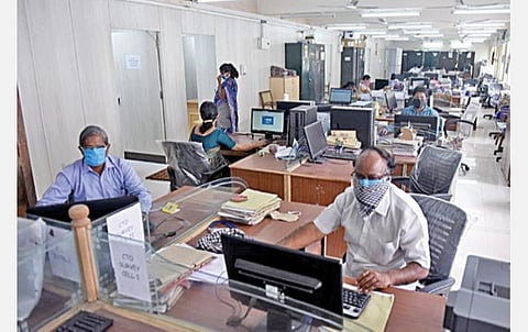தமிழகத்தில் அரசு அலுவலகங்கள் நேற்று (மே 18) முதல் 50 சதவீத பணியாளர்களுடன் இயங்கும் என மாநில அரசு அறிவித்திருந்தது. அதன்படி, சென்னை எழிலகத்தில் உள்ள அரசு அலுவலகத்தில் நேற்று பணிக்கு வந்த ஊழியர்கள். படம்: ம.பிரபு