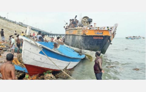 பாம்பனில் சேதமடைந்த நாட்டு மற்றும் பைபர் படகுகள்