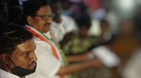 பள்ளி மாணவி குடும்பத்தாருக்கு நிதி உதவி அளிக்கும் தமிழக காங்கிரஸ்தலைவர் கே.எஸ்.அழகிரி.