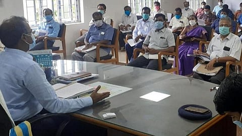 தென்மேற்கு பருவமழை முன்னெச்சரிக்கை நடவடிக்கை: தென்காசியில் ஆட்சியர் ஆலோசனை