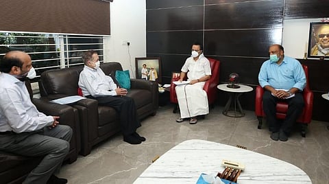 மு.க.ஸ்டாலின் உடனான சந்திப்பில் 'இந்து' என்.ராம் உள்ளிட்ட மூத்த பத்திரிகையாளர்கள்.