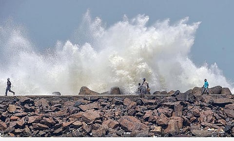 வங்கக் கடலில் சென்னைக்கு கிழக்கே உருவான உம்பன் புயல், ஒடிசா, மேற்கு வங்கத்தை நோக்கி நகர்ந்துவிட்டது. இந்தப் புயல் காரணமாக, நேற்று சூறைக் காற்று வீசியதால் சென்னை காசிமேடு மீன்பிடி துறைமுகத்தில் கடல் கொந்தளிப்புடன் காணப்பட்டது.படம்: பிடிஐ