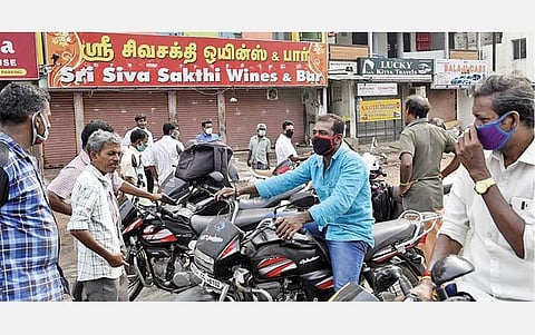 புதுச்சேரி நகர்ப் பகுதியில் உள்ள மதுக்கடை முன் நேற்று திரண்ட மதுப் பிரியர்கள், கடை திறக்கப்பட வாய்ப்புள்ளதா என விசாரித்துவிட்டு, ஏமாற்றத்துடன் திரும்பிச் சென்றனர்.படம்: எம்.சாம்ராஜ்