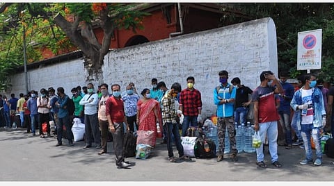 கோவையில் ஆங்காங்கே பயணப்பட்டிருக்கும் புலம்பெயர் தொழிலாளர்கள்.