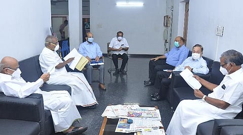 மார்க்சிஸ்ட் கம்யூனிஸ்ட் மாநில தலைவர்களுடனான சந்திப்பில் 'இந்து' என்.ராம் உள்ளிட்டோர்