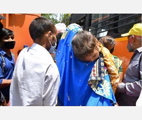 கையெடுத்துக் கும்பிடுகிறேன், தயவு கூர்ந்து யோகி ஆதித்யநாத் அரசு காங்கிரஸ் பேருந்து உதவியை ஏற்றுக் கொள்ள வேண்டும்: அபிஷேக் சிங்வி வேண்டுகோள்