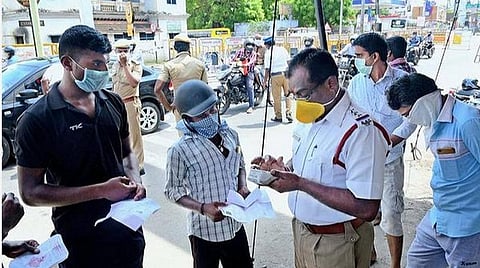 மதுரையில் ஒரே நாளில் முகக்கவசம் அணியாத 406 பேருக்கு ரூ.40,600 அபராதம்