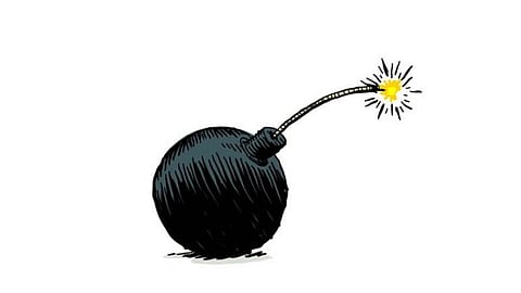 மதுரை அருகே மதுகுடிப்பதைத் தட்டிக்கேட்ட பெண் வீடு மீது வெடிகுண்டுகள் வீச்சு: நாய் உயிரிழப்பு- ஒருவர் கைது