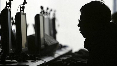 இணையத்தில் சிறுமிகளின் ஆபாசப் படங்களைப் பதிவிறக்கம் செய்த சிவகங்கை இளைஞர் கைது