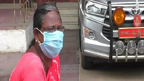 மது அருந்திவிட்டு தினமும் கொடுமை செய்யும் எனது மகனை கைது செய்து சிறையில் அடையுங்கள்: மாவட்ட ஆட்சியரிடம் தாய் கண்ணீர் மல்க மனு