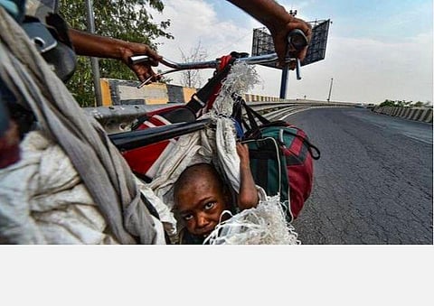 மே 17, 2020- அன்று டெல்லியிலிருந்து உத்தரப்பிரதேசத்துக்குச் சைக்கிளில் செல்லும் புலம்பெயர் தொழிலாளியின் மாற்றுத்திறனாளி பெண் குழந்தை.