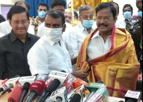 கட்சியில் இணைந்த வி.பி.துரைசாமிக்கு பொன்னாடை அணிவிக்கும் தமிழக பாஜக தலைவர் எல்.முருகன்.