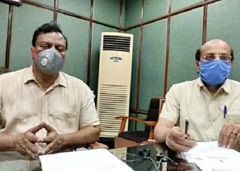 சுகாதாரத்துறை செயலர் பிரசாந்த்குமார் பாண்டா, இயக்குநர் மோகன்குமார்.