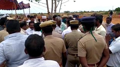 சிவகங்கை அருகே கோவானூரில் சமுதாயக் கூட பூமி பூஜை விழாவில் அமைச்சர் பாஸ்கரன் முன்னிலையில் இருத்தரப்பினர் வாக்குவாதம் செய்தனர்.