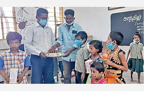 கரோனா நாயகர்கள்: ஆசிரியருக்கு உதவிய பள்ளி குழந்தைகள்