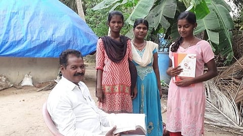 மாணவர்களின் வீடுகளுக்கே சென்று பாடங்களை நடத்தும் ஆசிரியர் தமிழரசன்