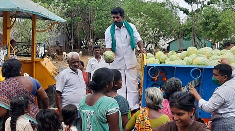 விலை சரிவால் மக்களுக்கு இலவசமாக தர்பூசணி விநியோகிக்கும் விவசாயி