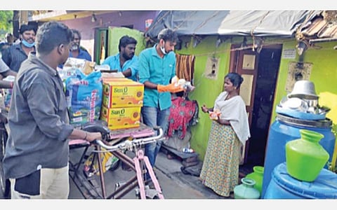 வாழ்வாதாரமின்றி தவிக்கும் மக்களுக்கு நிவாரண உதவி: வேலூர் இளைஞருக்கு முதல்வர் பாராட்டு