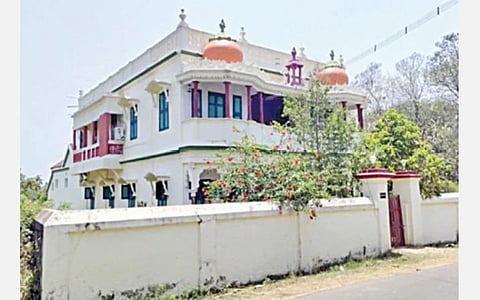 பழம்பெரும் நடிகை வாணிஸ்ரீயின் மகன் தற்கொலை