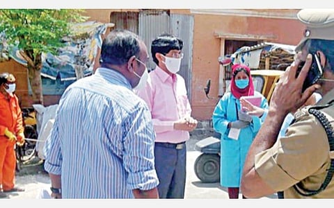 சென்னை மாநகராட்சி திருவொற்றியூர் மண்டலம், அம்பேத்கர் நகர் பகுதியில் வருவாய் நிர்வாக ஆணையர் ஜெ.ராதாகிருஷ்ணன் நேற்று ஆய்வு செய்தபோது, அங்கு வெளிப்புறத்தில் கிருமி நாசினி தெளிக்கும் மாநகராட்சி களப்பணியாளர்.