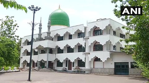 கேரள மாநிலத்தில் ரமலான் பண்டிகை இன்று கொண்டாடப்பட்டாலும் கொச்சியில் உள்ள ஜூம்மா மசூதியில் யாரும் தொழுகைக்கு வரவில்லை : படம் | ஏஎன்ஐ.