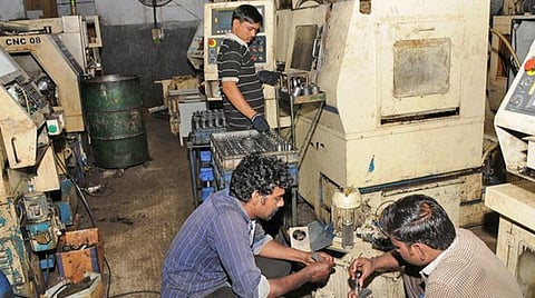 நாளை முதல் கிண்டி, அம்பத்தூர் உட்பட 17 தொழிற்பேட்டைகள் 25% தொழிலாளர்களுடன் இயங்க நிபந்தனைகளுடன் அனுமதி: தமிழக அரசு அறிவிப்பு