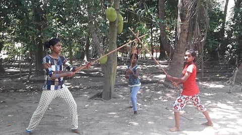 கரோனா காலத்திலும் கம்புச் சண்டைப் பயிற்சி; ஆர்வமுள்ளவர்களுக்கு இலவசமாக கற்றுத் தரும் சிலம்ப ஆசான் சுப்பிரமணியன்