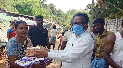 ஊரடங்கால் பாதிக்கப்பட்ட மாணவர்கள், ஏழை மக்களுக்கு உதவிக்கரம்; அரசுப் பள்ளி ஆசிரியரின் உன்னதச் சேவை