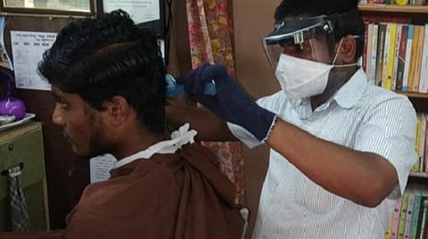 கண்ணாடி, முகக்கவசம் அணிந்து முடி திருத்தம்: புறஊதா கதிர் மூலம் சீப்பு, கத்திரிகள் சுத்தம்- முன்மாதிரியாக திகழும் தூத்துக்குடி இளைஞர்