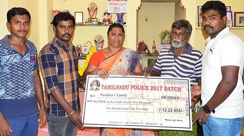 விபத்தில் உயிரிழந்த பெண் காவலர் குடும்பத்துக்கு ரூ.12.22 லட்சம் வழங்கிய சக காவலர்கள்