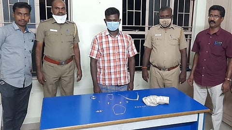 கொள்ளையடித்த நகைகளை விற்ற கடையிலேயே கை வரிசை காட்டிய கொள்ளையன் சிக்கினார்; நடந்தது என்ன?