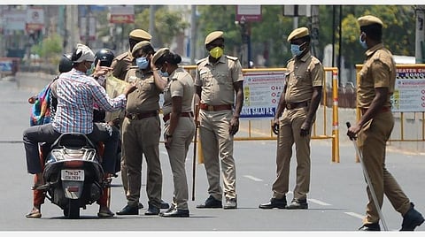 கரோனா ஊரடங்கை ரத்து செய்யக் கோரி உயர் நீதிமன்றத்தில் வழக்கு: விரைவில் விசாரணை