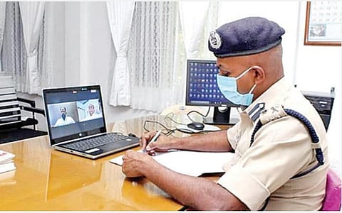 ‘கூகுள் மீட்’ மூலம் பொதுமக்கள் அளிக்கும் புகார்கள் குறித்த தகவல்களை குறிப்பெடுக்கும் திருச்சி சரக டிஐஜி வே.பாலகிருஷ்ணன்.